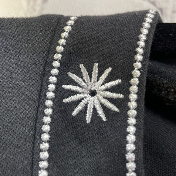 C.D. Daniel’s starburst stripe embroidered 1x top - Picture 4 of 5